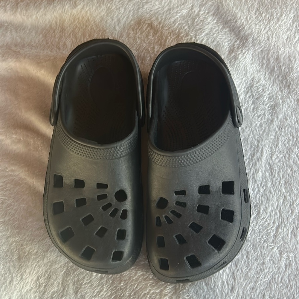 Kids knock-off crocs black clogs